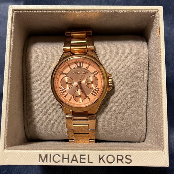 Michael Kors Medium sized Woman’s watch. Never used. Rose Gold - Picture 3 of 7
